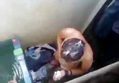 داشتن گربه آبدار خود را تراشیده، یک سبیل جوان با فیلم ایرانی سکی یک شکل مدل خیره کننده بر روی تخت مانند یک گربه فرو می ریزد و به آرامی گریه می کند شیرین او