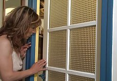 جوان لوئیس خودش سکسه ایرانی را روی مبل با یک کادوی قرمز میفروشد