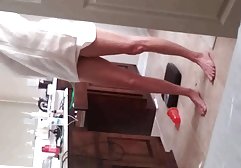 صاحب بالغ یک عمارت قدیمی دو فلفل بسیار محترم را میزبانی می کند که سکس و فیلم به نظر می رسد برای آنها بسیار جذاب است، بدون اینکه به مدت طولانی فکر کنند، دختر خوش تیپ هر دو میل خود را در اتاق پر زرق و برق