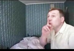شوهر انگشتان خود را فیلم سکسی کارتنی در گربه محبوبش قرار داده است